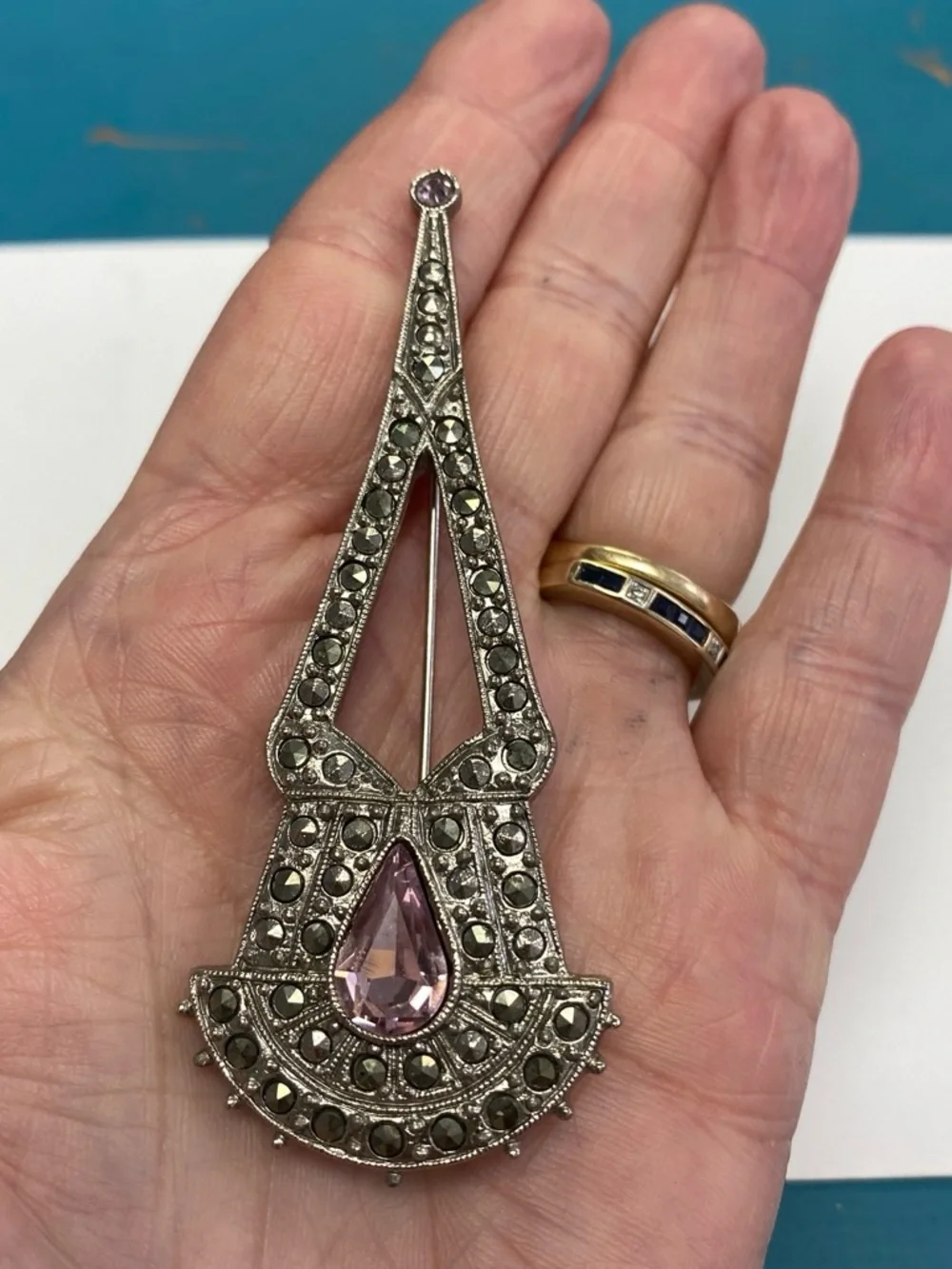 Vintage-Inspired Silver Tone Brooch with Pink Teardrop Crystal